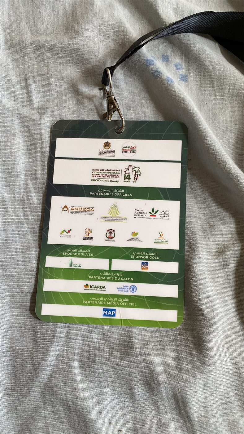 Verso du badge Salon International des Dattes au Maroc 2025 avec partenaires
