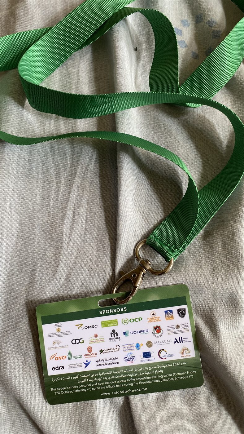 Verso du badge Salon du Cheval d'El Jadida 2025 avec sponsors